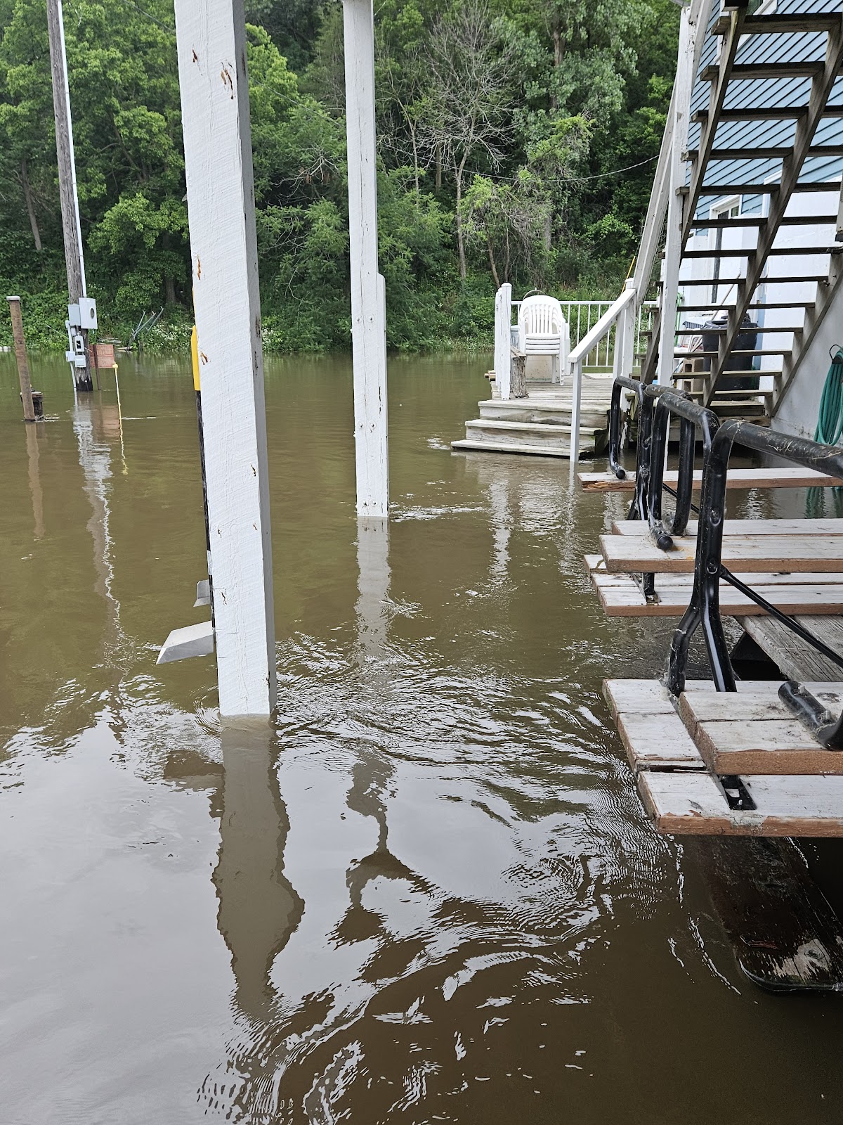 Mr-Sippi Yacht Brokerage Bar & Campground