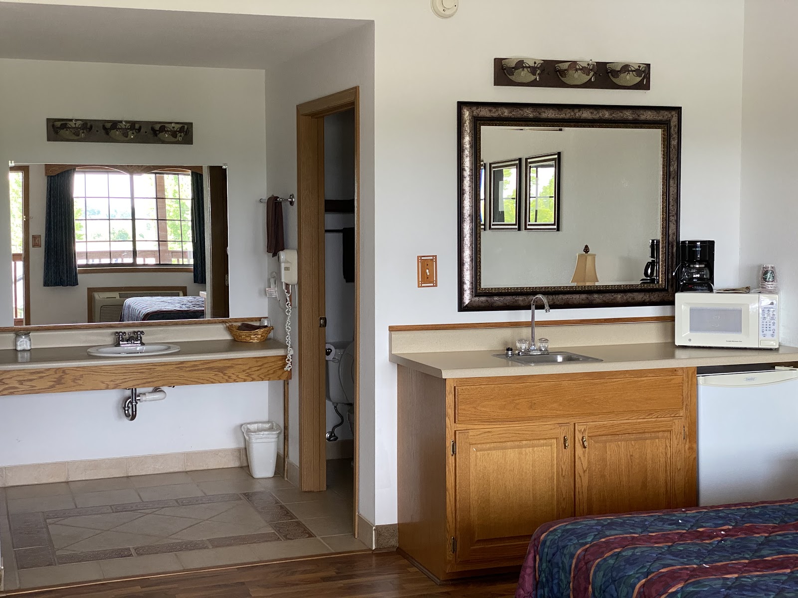 Bullwinkles Lounge Rustic Lodge & RV Park