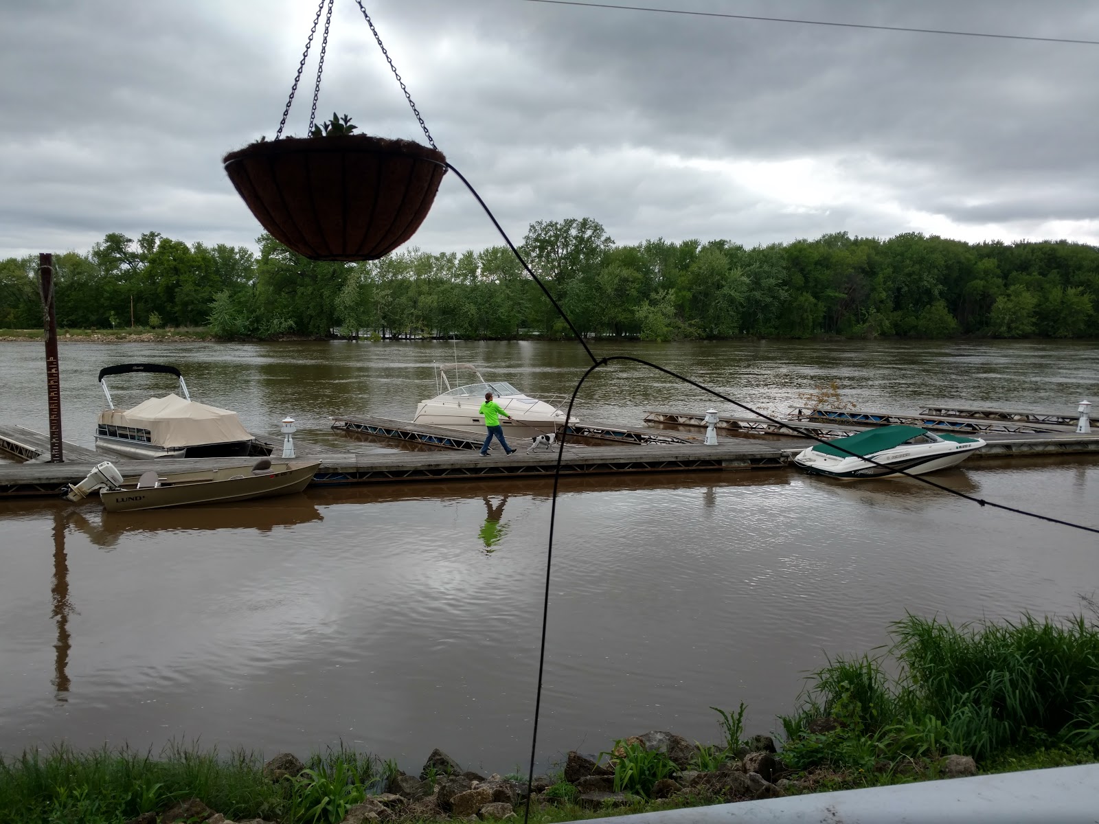 Mr-Sippi Yacht Brokerage Bar & Campground