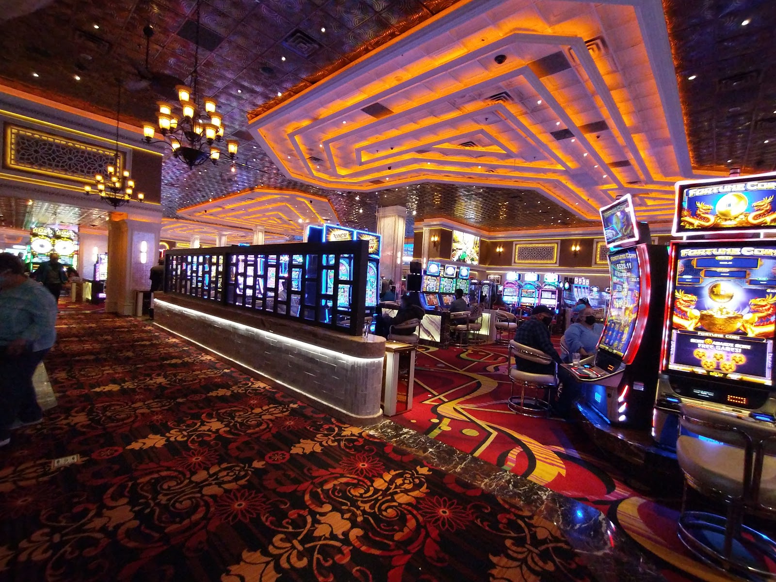 Peppermill Inn & Casino