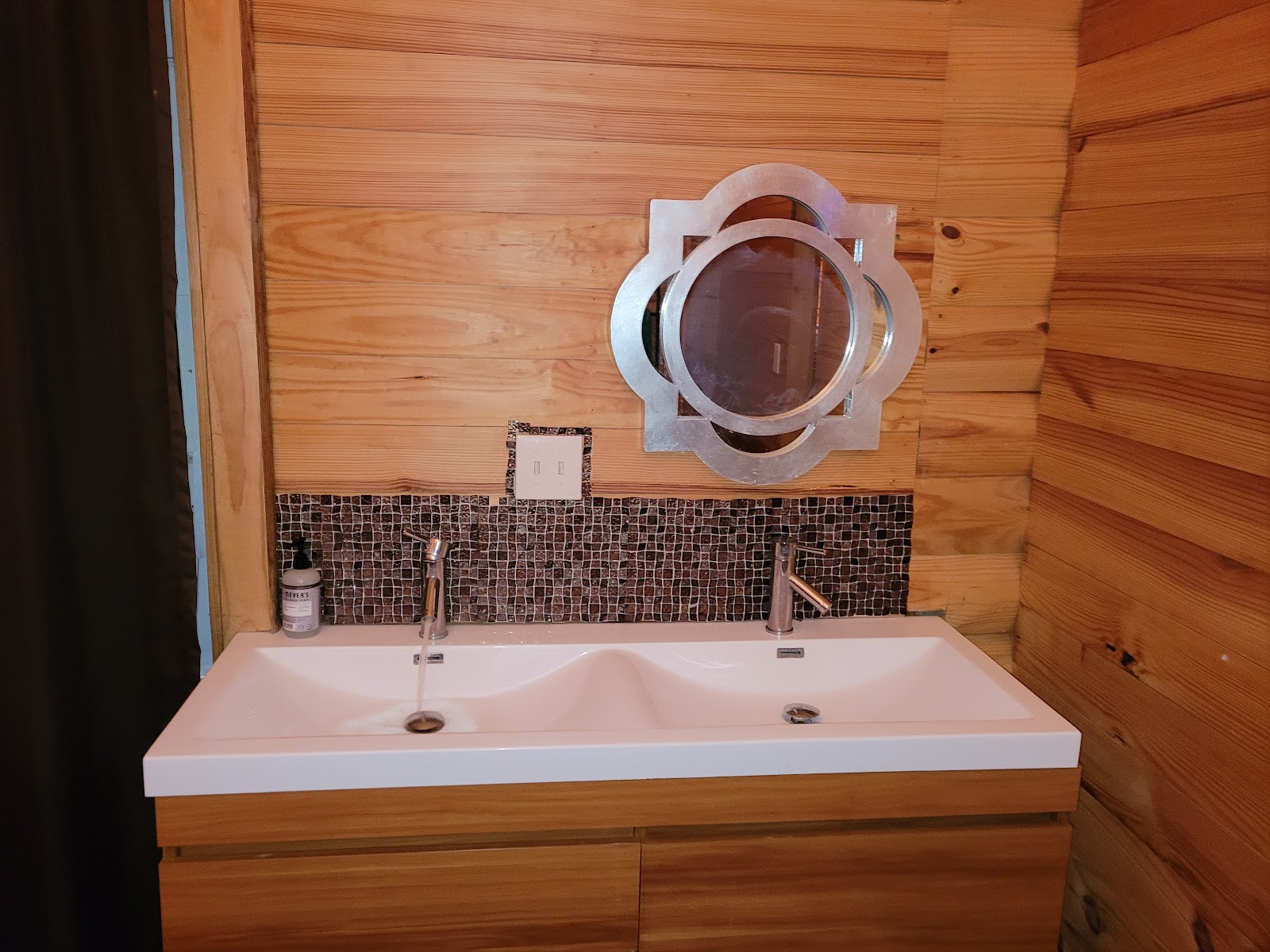 Diamond John's Riverside Retreat