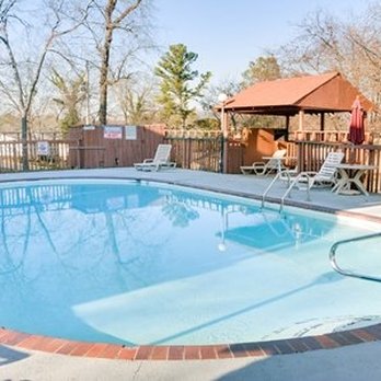 Econo Lodge Inn & Suites