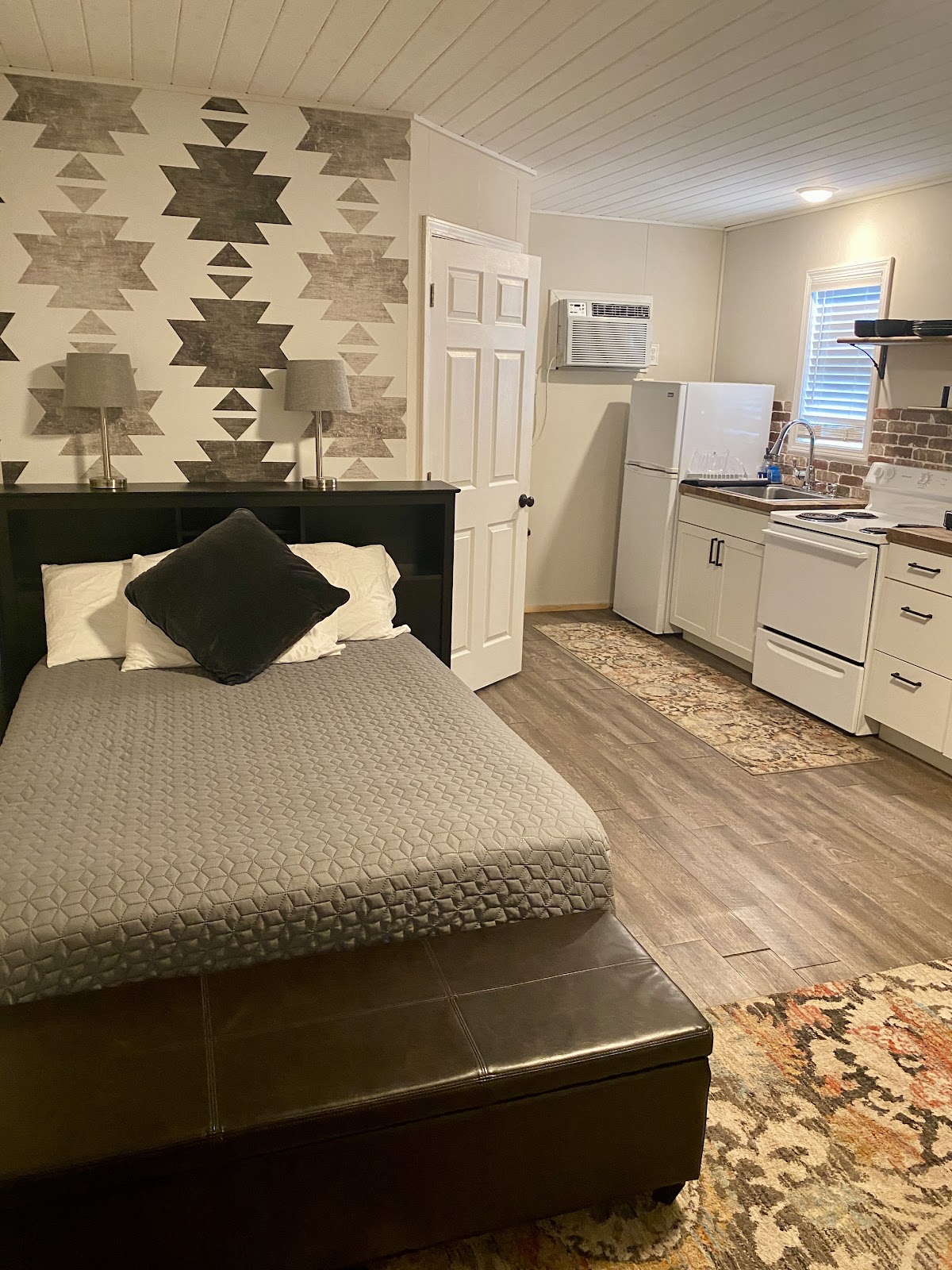 The Weekender Cabins and RV Retreat