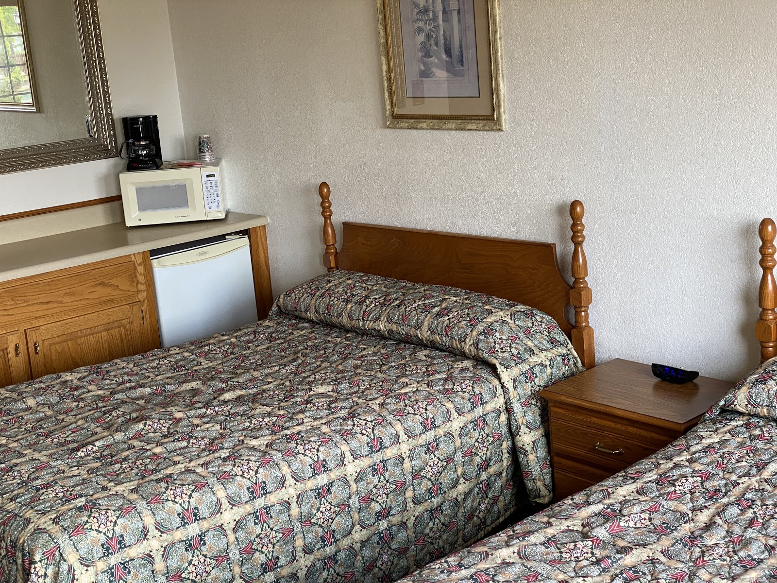 Bullwinkles Lounge Rustic Lodge & RV Park