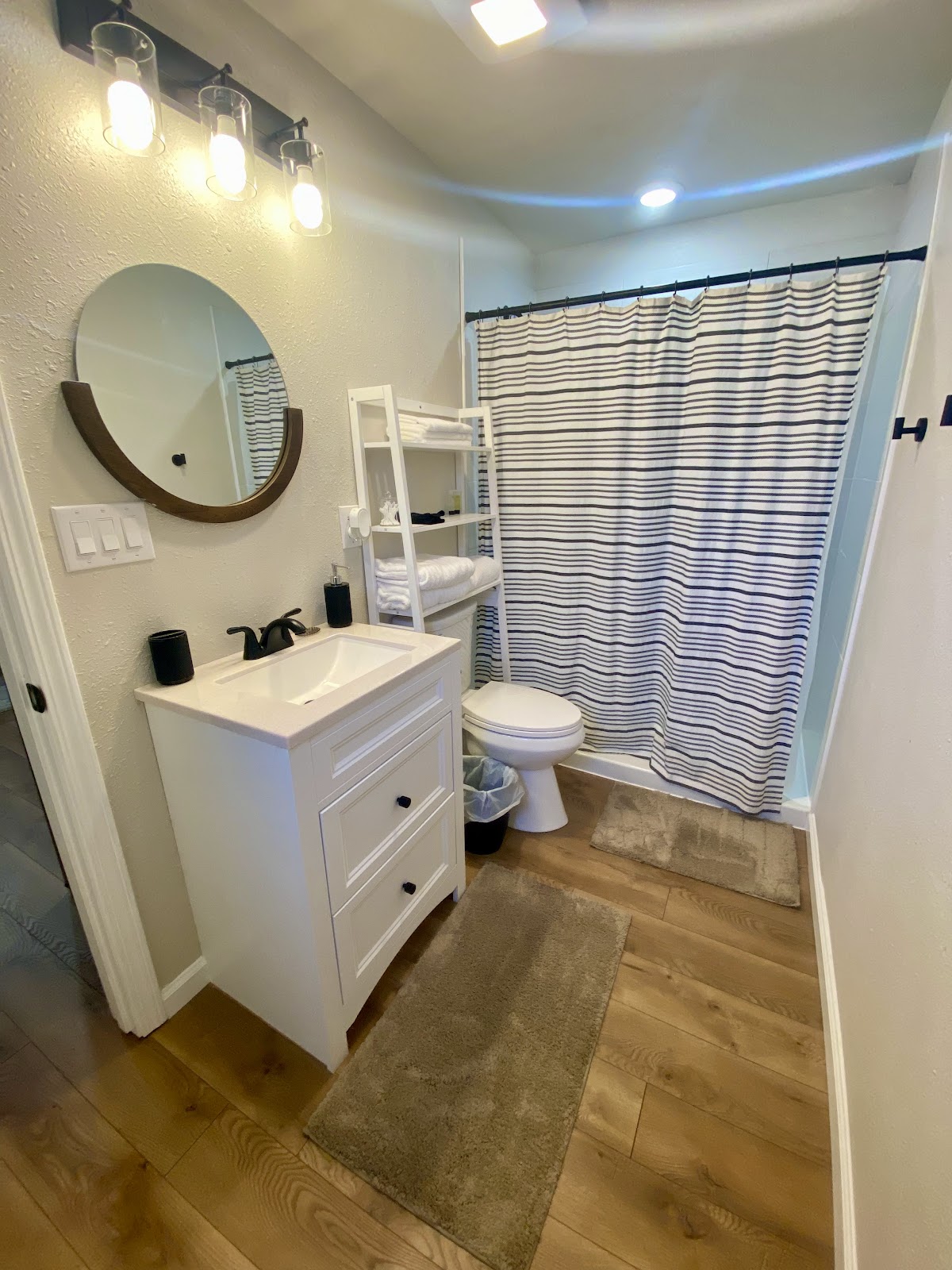 The Weekender Cabins and RV Retreat