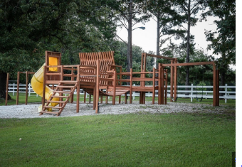 Red Gates Cottages & RV Park