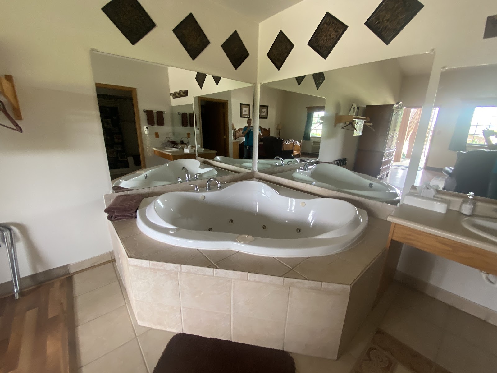 Bullwinkles Lounge Rustic Lodge & RV Park