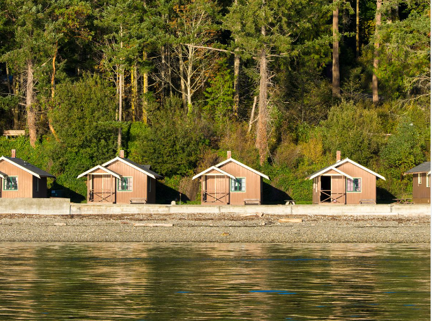 Flowing lake cabins