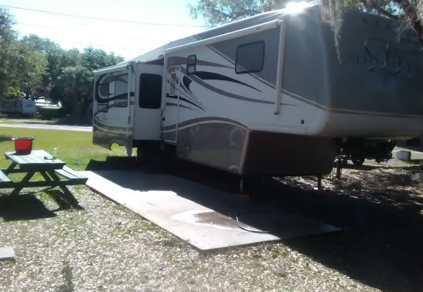 Bud's RV Park & Marina