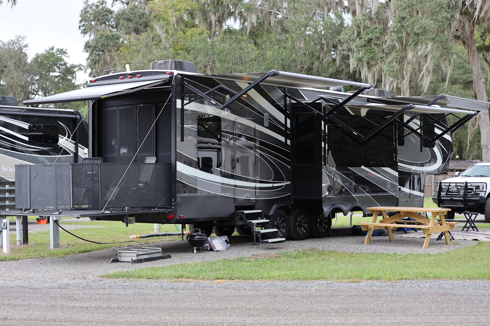 Water's Edge Oaks RV Resort