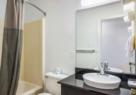 Econo Lodge Inn & Suites