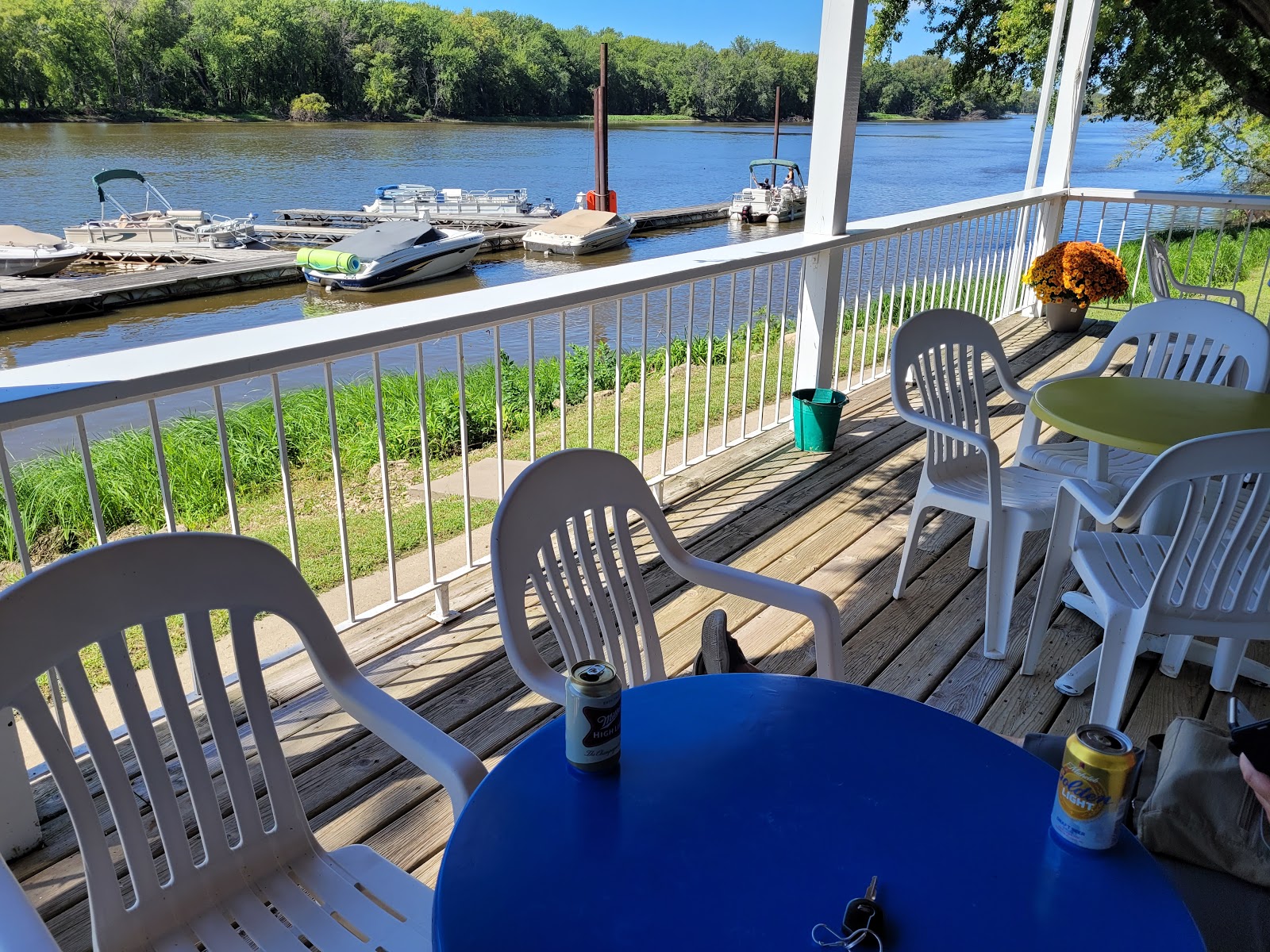 Mr-Sippi Yacht Brokerage Bar & Campground